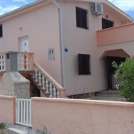 Lana Apartment Vir